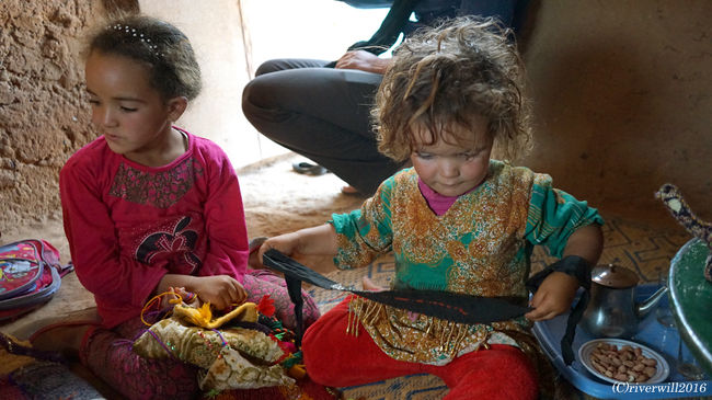 突然、一家がぞろぞろと部屋に入ってくると思ったら、<br />おもむろに、彼女たちがつくった民芸品を広げて商売し始めた。<br /><br />基本的に土産はあまり買わない方なのですが、<br />それを置いておいても彼らの作る民芸品はクオリティがイマイチ・・・<br />なのにボッタクリかと思うような高い価格設定。<br /><br />いくら断っても折れない、モロッコ人のしつこさに、げんなり。