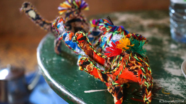 3姉妹の長女の子どもが、泣きそうな顔をして押し付けてくるので、<br />最後は根負けして、一番安いラクダの置物を購入。<br />それでも負けてもらって5ドルぐらい・・・<br /><br />しかし、子どもを使うなんて卑怯だなぁ～