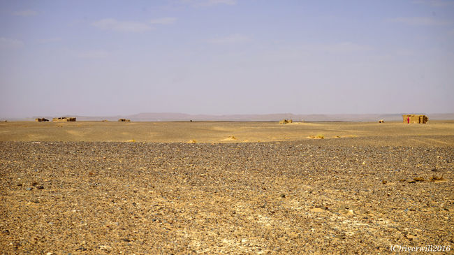 ようやくノマドの民家が見えてきました。<br /><br />ベルベル人のノマド（遊牧民）ファミリーの家はいくつか存在し、<br />距離を置いて点在しています。