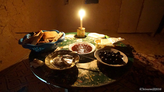 夕食タイム。<br /><br />モロッカンパンと焼き鳥、オリーブ、プロセスチーズ・・・<br />タジン鍋も後から出てきたかな。