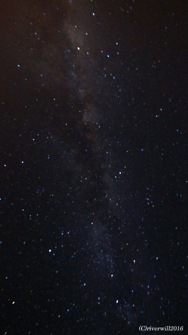 ブラックデザートで見た星空は、前日砂漠のベースキャンプで見た星空よりも<br />より天の川がくっきりはっきり見えました。<br /><br />それだけ、ここの空気が澄んでクリーンということでしょうね。<br /><br />・・・三脚忘れたことをひどく後悔。