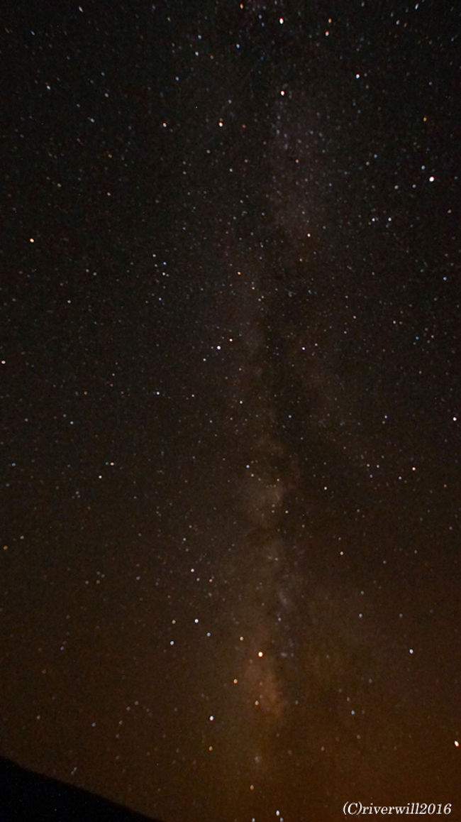 三脚無しでもこの写り。<br /><br />正直、ノマドの生活に触れるのはそれほど興味がわかなかったですが、<br />この星空を見ただけでも、ここまで来た甲斐がありました。<br /><br /><br />----------------------------<br /><br />最後までご鑑賞いただき、ありがとうございました。<br /><br />▼よろしければこちらも併せてご覧ください。（コメント豊富）<br />http://tabinomori.com/travel-blogs/africa/morocco/merzouga/<br />