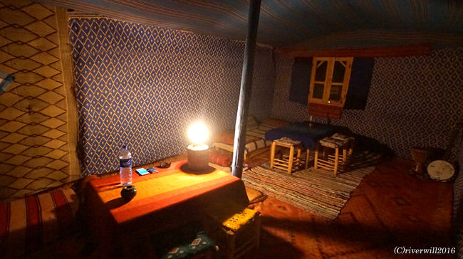 モロッコにおいて砂漠ツアーの玄関都市であるメルズーガ。<br />ここから2泊3日の「砂漠の民ノマドを訪ねる砂漠ツアー」に参加。<br /><br />初日はマラケシュから長距離バスで約11時間揺られてメルズーガへ。<br />そのまま、日本語の話せるベルベルジンガイドのお宅で準備と夕飯。<br />夕飯後、さっそくラクダに乗って砂漠のベースキャンプへ移動。<br /><br />ベースキャンプは、砂漠に囲まれ、恐ろしいほどの静寂に、世界で孤立した感じがしました。<br />