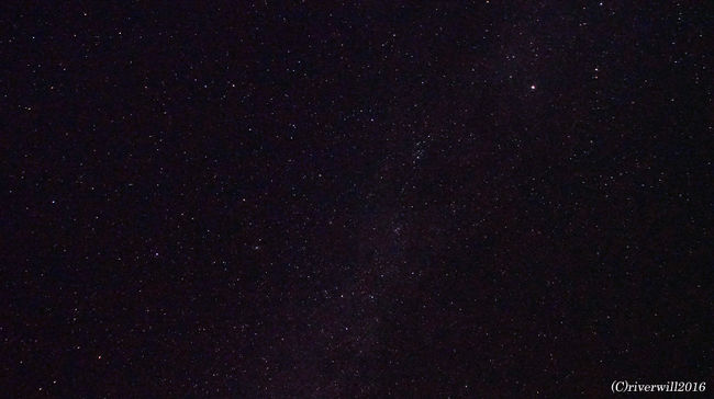 天の川ギャラクシーがはっきり見えるぐらいに美しい満天の星空。<br />（三脚がなくうまく撮れてませんが）<br /><br />初日はテントの外に敷き布団と毛布が用意され、<br />天然のプラネタリウムを見ながら、眠りにつきました。<br />