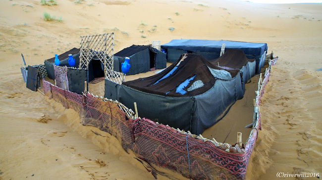 早朝。<br />テントの全容が判明。<br />竹ひごと布、ビニールシートだけで器用に作られています。<br /><br />お手洗いはないので、その辺で適当にがルール。