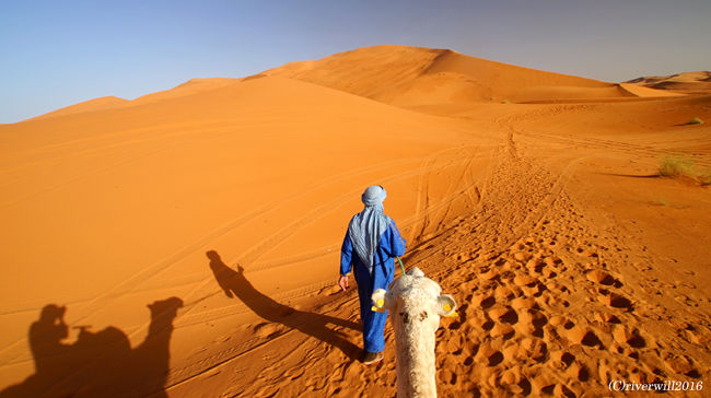 ベースキャンプで、日本語の話せるガイドとはいったんさようなら。<br /><br />片言の日本語とわずかな英語が話せるベルベル人ラクダ使いとの3時間の砂漠横断ツアーです。