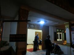 シュエダゴォン・パヤーは、ダウンタウンから少し離れてはいるものの、ミャンマー最大の聖地とも言われている場所です。

そんな凄い場所の入口がここ？ホントに？

違う場所へ連れてこられたんじゃないかと不安になりましたが...