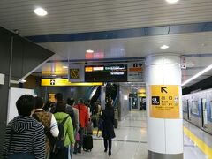 今回は　成田空港を利用します。
最寄駅から電車に乗り　東松戸で乗り換え成田空港へ。
京成成田空港線アクセス特急　という便利なもののおかげで1時間15分で
空港駅到着。