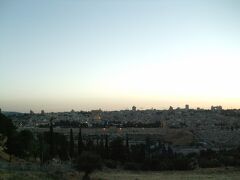 あとは、旧市街がマウントオブオリーブスのあたりから眺めに。夕暮れのエルサレム。このあたりは、キリストがどうこうしたという場所だそうです。