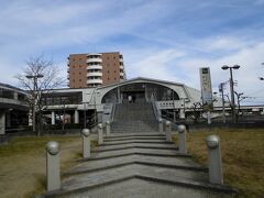 三河安城（みかわあんじょう）駅



該駅は、昭和６３年（１９８８年）３月１３日開業である。
因みに、該線同時開業駅として、新富士、及び、逢妻両駅が設置された。
本来は、該駅設置箇所として該千、及び、東海道新幹線交差地点が望ましかったが、該地は既に住宅密集地で土地収用が困難と判断され、現地点に決定したが、それ故、両地点を連絡通路に依り接続させたが、此の為に１８０ｍ弱をも離れた地に設置され、嘗ての地上時代の該線浜松駅をも凌ぐ距離を彷彿させた。http://railway.jr-central.co.jp/station-guide/shinkansen/mikawa-anjo/
