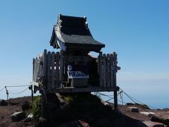 そして１３：０４、登山開始から約３時間５０分、念願の利尻山山頂に到着した。標高１７２１メートル。
山頂の祠、青空をバックに絵になる風景だ。