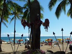 ビーチの手前にあるサーフィンの神様、デューク・カハナモクの銅像の前で記念撮影。