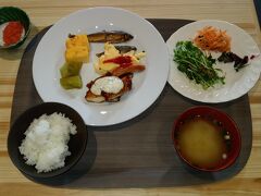 2日目スタートです。朝ご飯はしっかりバイキングです。朝からチキン南蛮も食べます。