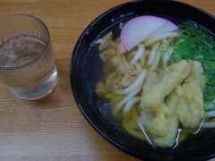 少し小腹が空いたのでホームの立ち食いで｢ごぼ天うどん｣です。いい塩梅に塩が効いたごぼ天がウマいです。