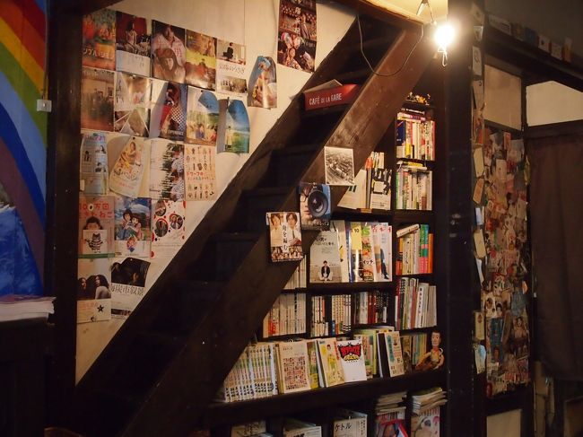 ブックカフェとのことで、たくさんの本があります。