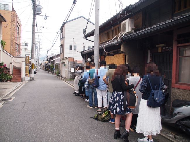 お店の外に出たら、行列！(*ﾟﾛﾟ)<br />ワタシらが来たときは中で2組くらい待っていた程度でしたが、やはりチョコミント好きの間でも話題のお店だけあって、このとおり！<br />おひとりさまとおぼしき殿方の姿も見受けられます。<br /><br />さぁ、ホテルでいったん落ち着きましょう。<br />夕方からの披露宴のために身支度をしなくちゃね。