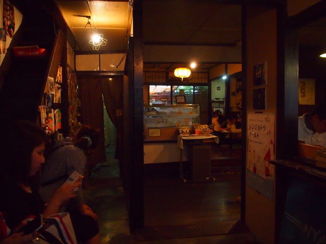 簡単に店内の様子を。<br />明治時代後期（百数十年前）に建てられた町家を改装してカフェにしたそうです。