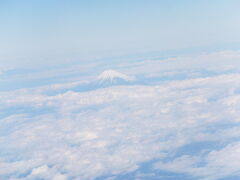 上空から見た富士山、山頂がちょっと見えただけ