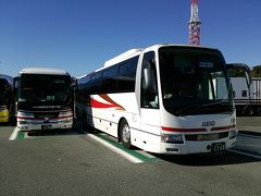 新宿駅西口（この時はまだバスタ新宿はできていなかった）から高速バスで出発。

…とはいっても、この日の高速バスは満員。私が乗ったのは本来の京王バス（右）ではなく、２号車の西東京バス（左）の車両でした。