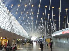 上海空港の第一ターミナル。なんだか上から何かが降ってきそうなデザイン。どうしてこういうデザインになったのか。。。