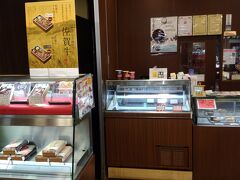 観光案内所奥にある｢カイロ堂｣さんです。駅弁等もありますが駅構内で唯一食事が出来ます。