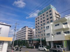 まず向かったのが今回のお宿「ルートイングランティア石垣」
本館（左）と東館（右）の２棟あり、フロントは本館。
クルマ置いても良いですか？いいですよー！ってことで置かせてもらって徒歩で離島ターミナルへ。（裏にも駐車場あり）