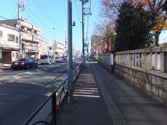 甲州街道を新宿方面に向かって歩きます。右手が八坂神社