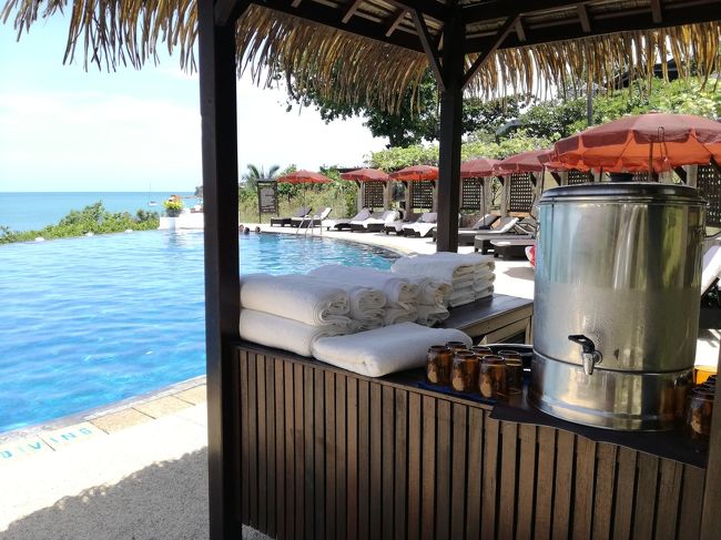 Butlerレストランのすぐ近くに半月プールがあります。大人専用とのことで、静かな静かなインフィニティプールです。<br />しかもデッキの数が限られているので早い者勝ちです。<br />写真のように入口にタオルコーナーがあります。スタッフが控えているので、好きなデッキを決めたらスタッフがタオルとお水持ってきてくれます、<br />でも、スタッフいない時(休憩？トイレ？)は勝手にタオルを持ち出しても良いみたいです。
