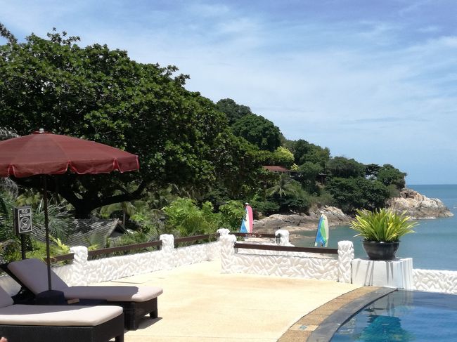 プール左端に階段があり、下にトイレがあります。<br />さらに道を進むとビーチへ通じています。