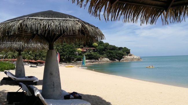 プライベートピーチです。<br />私達はこのキノコの下でくつろぎました。<br />しか～し！<br />左手方向にデッキがたくさん並んでいるのですが、3時のおやつフルーツはこっちまで来ないです！<br />お～い！って手を振れば気がついてくれるでしょうが、フルーツ1つでそこまでしません。オトナだし。<br />あ～あ～来なかったね……と。<br />（な～んだ欲しいんじゃん）