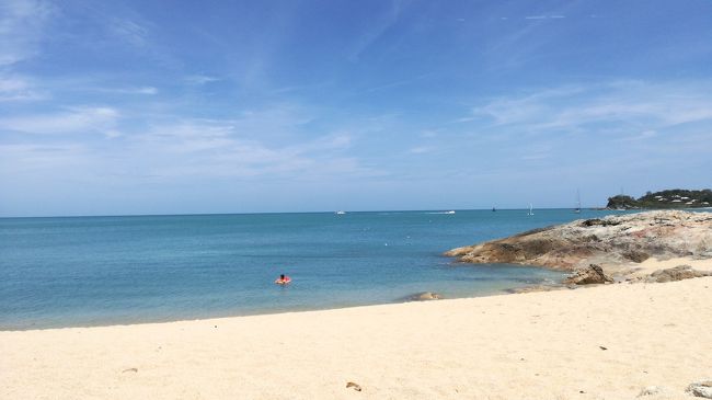 キノコの下から右手を見ると岩場があります。