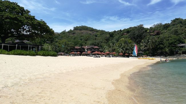 左手を見るとレストランとメインプール方向です。