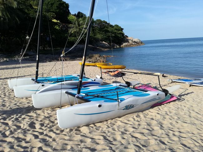 ピーチ真ん中には、でん！と。<br />ディンギー？ほにゃららヨット？<br />よくわかりません。<br />スタッフに言うと乗せてくれるようです。