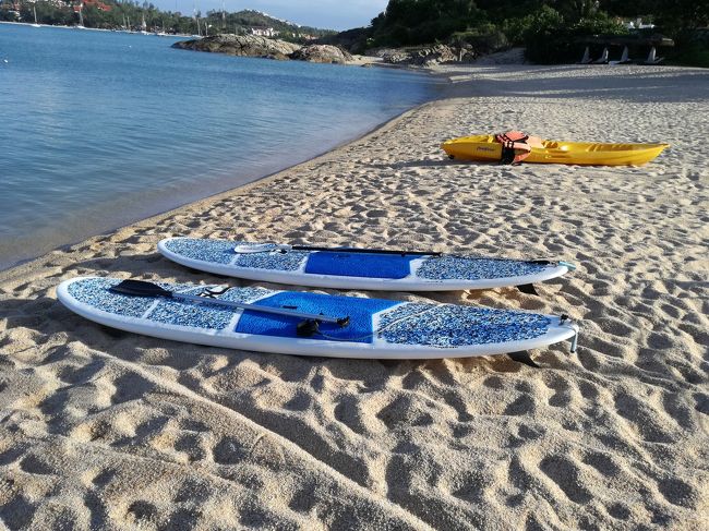 スタンドアップバトルとシーカヤックもあります。<br />空いていれば無料で勝手に利用できます。<br />スタッフがいればいろいろとアドバイスや注意を聞けるようですが、誰もいないときは自己責任で。<br />ライフジャケットも一緒に用意されているので、きちんと着用しましょうね。<br />しきし、パドルサーフィンは難しかったな……。<br />大昔サーフィン経験あるんたけどな……(汗)