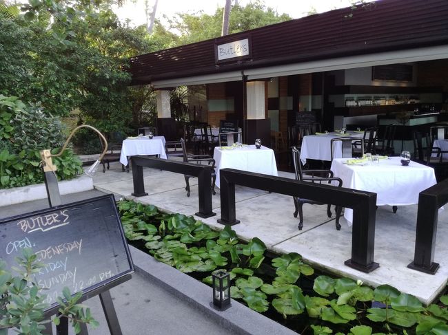 部屋を出てビーチへ通じる道の途中にあるレストラン、BUTLER。<br />最初の日はクローズしてたので、何のレストランかな？と思っていたら、曜日限定の子供ごめんなさいのレストラン。<br />夜しか営業していません。<br />今回はご縁がありませんでした。<br />