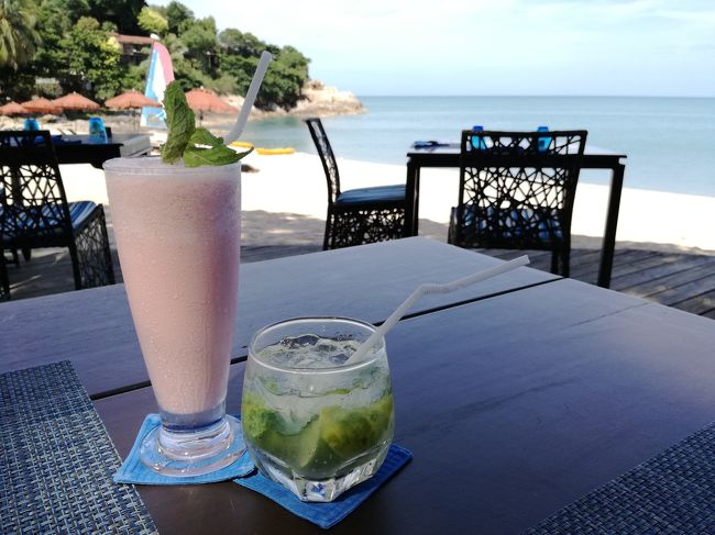 ストロベリーシェイクとモヒート。ビーチで飲むとどうして気持ち良いのだろう。
