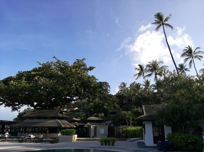 ビーチレストランをプール側から。右の坂道を上がっていくとフロントです。