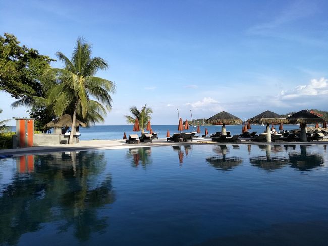 メインプールから海を。<br />このプールはあまり楽しくない。遊園地の小さなプールみたい。やはり大人は半月プール。