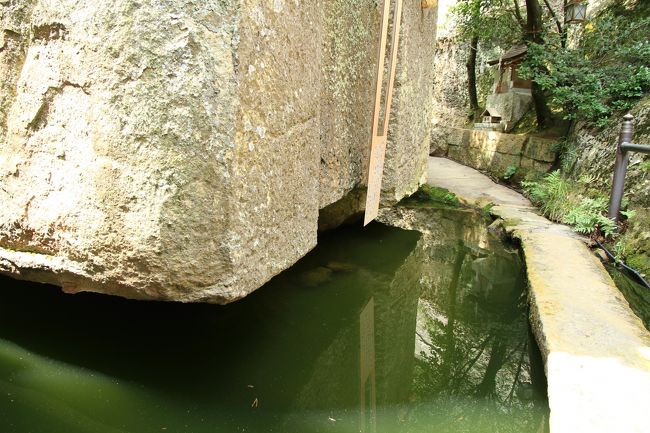 水に浮かぶ巨岩が御神体の生石神社（おうしこじんじゃ）、日本三