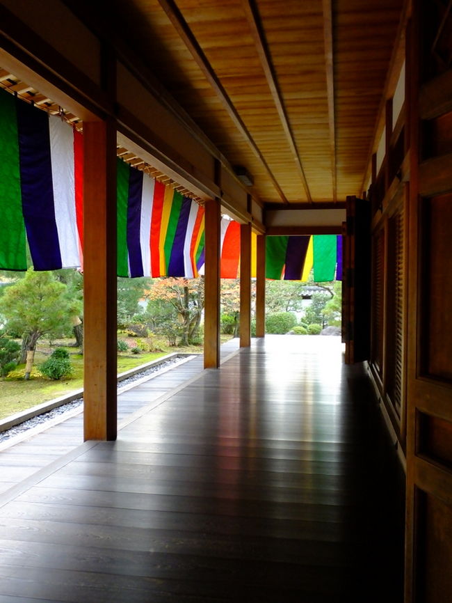 講堂も時がつと広縁の輝きが少し鈍ってきましたね