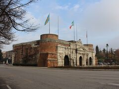 町の入り口に建つ門。

この道をまっすぐ進むと、ヴェローナの市街中心へとたどり着きます。