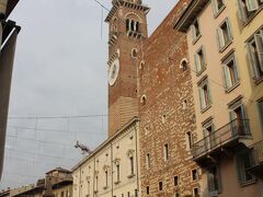 ランベルティの塔が見えて来た、エルベ広場にも人がたくさん。

身動き取り辛い。