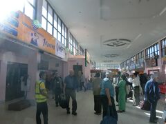 引き続き【旅行2日目：11/24（木）】

バガン空港に到着。
バガンはミャンマー随一の観光地と思いますが、空港はいわゆる東南アジアの地方空港です。
小さくて簡素。