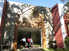 とりあえずタクシーでニャウンウーの宿へ移動。
料金は5,000K。一律で決まっており、価格交渉は不可でした。

事前にBooking.comで押さえていた、ロイヤルバガンホテル。
「えっ、ここ？」と驚いてしまうような、豪華な面構えでした。