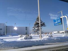 「JRタワーホテル日航札幌」から「新千歳空港」への帰り道　
昼前から晴れて少しは雪も溶けだしてくれました