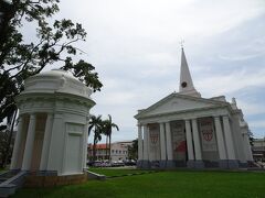 13:35 セントジョージ教会

1818年建築で東南アジア最古のイギリス教会。芝生の緑に映えて綺麗ですね！