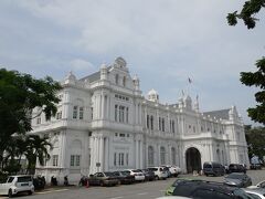 ペナン市庁舎

1903年に東インド会社の拠点として建てられた白亜の美しい建物。
