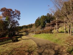 登山口には【県立津久井湖城山公園】があります。子供たちが遊具で元気に遊んでいます。