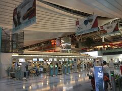 今回の旅行はここ、羽田空港国際線ターミナルから始まります。

深夜便の利用ですがちょっと早めに来ました。チェックインをして荷物を預けて、JALのラウンジを利用したいと思います。