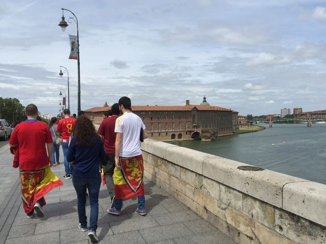 こちらはポン=ヌフ。<br /><br />彼らはいろんな出で立ちで街を闊歩していた。